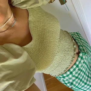 Tröja med puffärmar  - Tröja med puffärmar från Gina tricot. Endast använd några få gånger. Färgen är lite svår att få rätt på bild men den är ljusgrön / mintgrön.