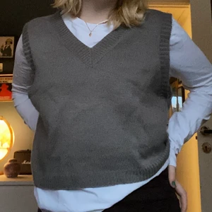 Stickad väst - Köpt på plick men inte använd så mycket av mig. Brukar ha en vit t-shirt eller långärmad under!! ❤️ beige/ grön/ grå färg typ? Jag har vanligtvis storlek S på tröjor så passar väl XS-M beroende på hur man vill att den ska sitta.