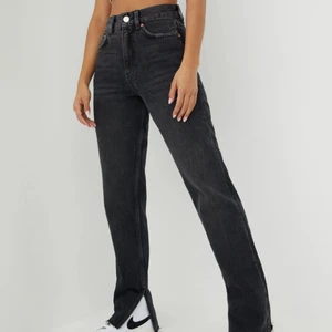Pull & Bear straight jeans - Ett par mid rise jeans från Pull & Bear i jättefint skick. De är små i storleken men passar jättebra på folk med storlek 40 och 42. Långa jeans som är perfekta i längden för mig som är 175 lång. Slits nedtill och slitstarka. 