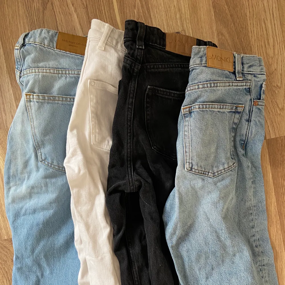 Diverse jeans från Monki (YOKO), H&M och Gina Tricot! Alla är full length och vida förutom de vita som är lite kortare! Storlek från höger till vänster: 34, 34, 25, 25                      Pris för alla är 500kr annars 175kr per byxa🤍 (totalt nypris är 1800kr) . Jeans & Byxor.
