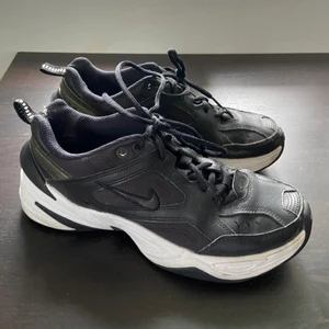 M2K Tekno Nike skor - Säljer mina skit snygga Nike skor. Modellen M2K TEKNO. Använt skick, men väldigt fina. Inga skador på skorna. Nypris är 1095, säljer billigare för de är använda. Priset går alltid att diskutera. Hör av er om ni har fler frågor eller funderingar🥰