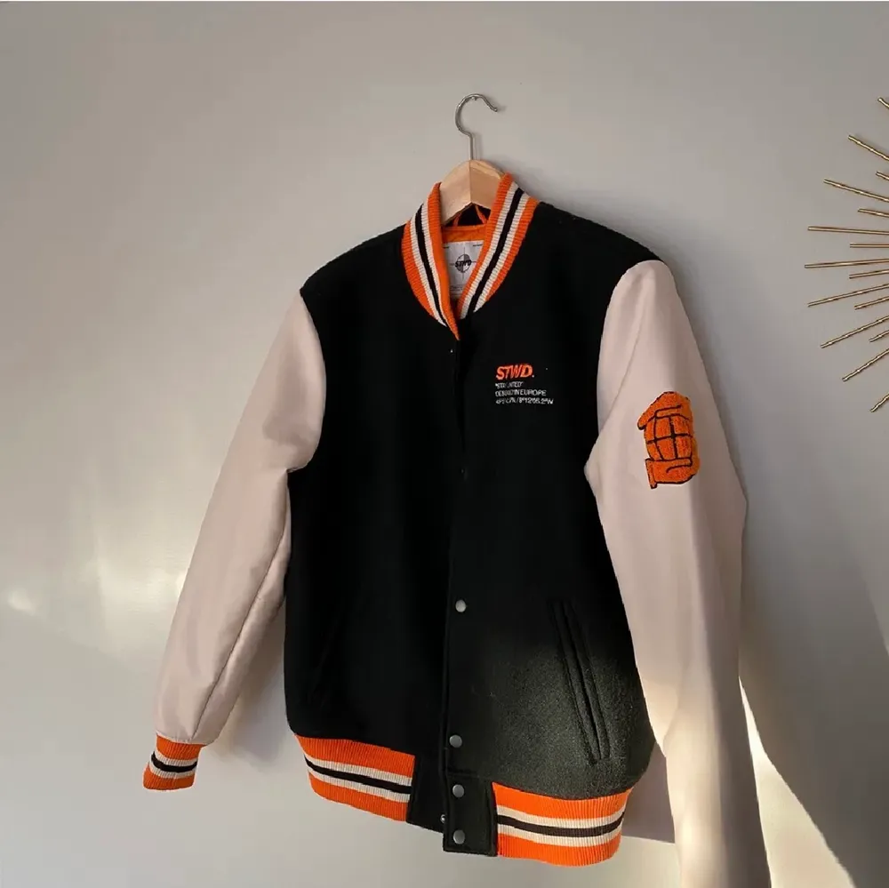 Pga oseriös köpare så lägger jag ut igen.🧡 Säljer nu min superfina varsity jacket från PULL&BEAR i storlek S.🧡 Köpt för ungefär ett år sedan på zalando för 600kr, men använs inte lika mycket längre. Använd ett fåtal gånger så den är i nyskick. Storlek S men skulle säga att den är väldigt oversized pga den är köpt på herravdelningen. Tjockt fodrad så funkar att använda på vintern, jag gjorde det förra året och frös inte. Buda!🧡 Bara att skriva privat för mer bilder eller frågor🧡 jag är runt 165:). Jackor.