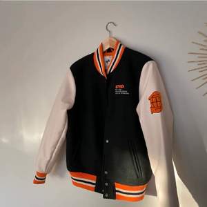 Pga oseriös köpare så lägger jag ut igen.🧡 Säljer nu min superfina varsity jacket från PULL&BEAR i storlek S.🧡 Köpt för ungefär ett år sedan på zalando för 600kr, men använs inte lika mycket längre. Använd ett fåtal gånger så den är i nyskick. Storlek S men skulle säga att den är väldigt oversized pga den är köpt på herravdelningen. Tjockt fodrad så funkar att använda på vintern, jag gjorde det förra året och frös inte. Buda!🧡 Bara att skriva privat för mer bilder eller frågor🧡 jag är runt 165:)