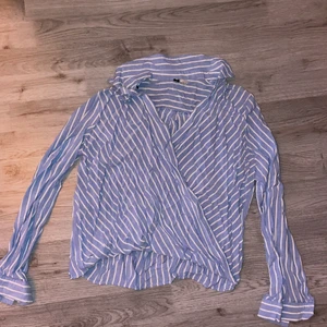 Randig skjorta  - En randig skjorta som är för stor för mig, som är 34/xs. 💙