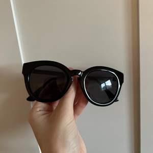Svarta rundade solglasögon köpta på Åhlens! Köparen står för frakten😊