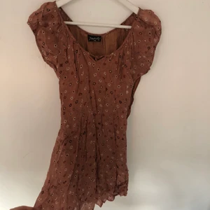 Klänning - Supersöt klänning i linne ish material  