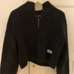 Fleecetröja  - Croppad fleecetröja från hm med liten dragkedja. Använd enstaka gånger, utmärkt skick! Mycket varm och mysig