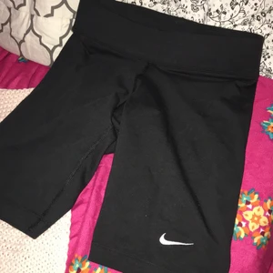 Nike cykelshorts - Ja fick dessa i julklapp men de var för små för mig så ja säljer vidare dom