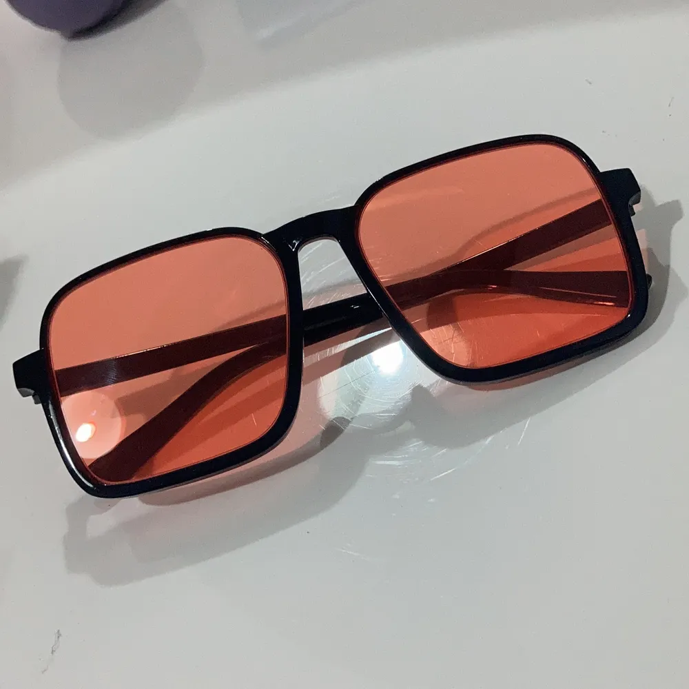 Säljer dessa supersöta solglasögon, med orange båge. Glasögonfodral medföljer. Kontakta mig gärna vid funderingar! <3 . Accessoarer.