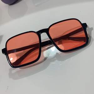 Säljer dessa supersöta solglasögon, med orange båge. Glasögonfodral medföljer. Kontakta mig gärna vid funderingar! <3 