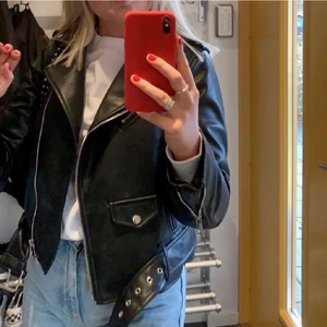 Skinnjacka från zara - Säljer denna skinnjacka från zara då den inte kommer till användning, den är i storlek M men passar en S bättre❤️❤️