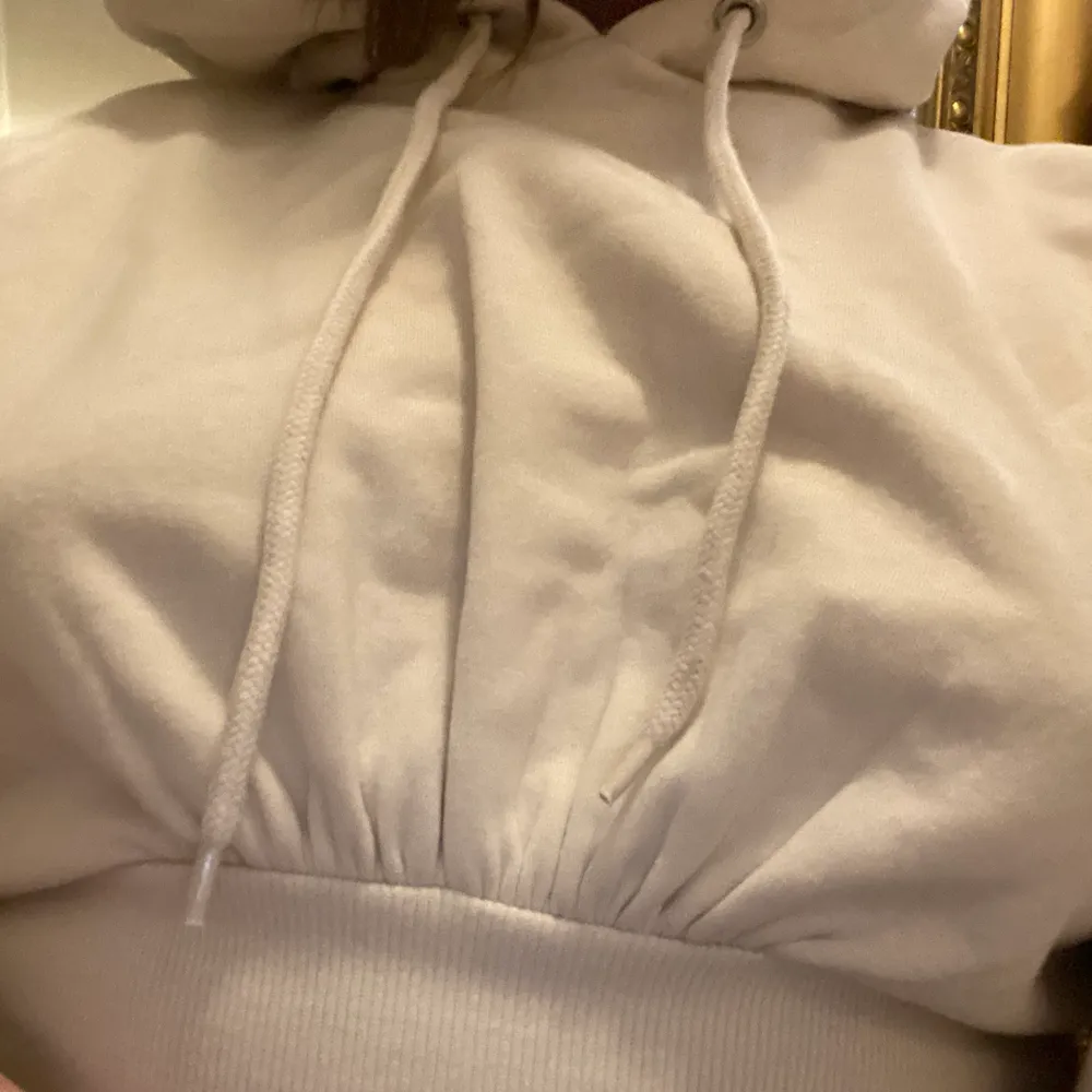 Jättesnygga vit tröja från MONKI😽😍 är i toppskick men har bara inte kommit till användning. Har frf prislappen kvar och har även luva!💜. Tröjor & Koftor.