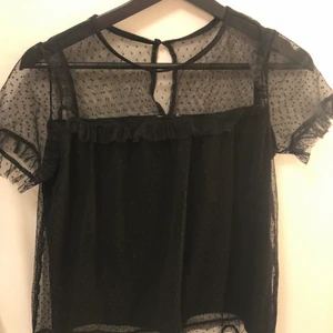 jacqueline de yong - Jätte fin jacqueline de yong topp, användt få talgånger, haft nästan 1 år men har inte kommit till användning. Köpt för 350kr🤍 om mer är intresserade så bilr de bud på den🤍köparen står för frakten❤️