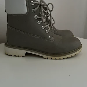 Kängor - Superfina kängor, men det syns att dom är använda men skulle inte säga att dom är särskilt slitna😌