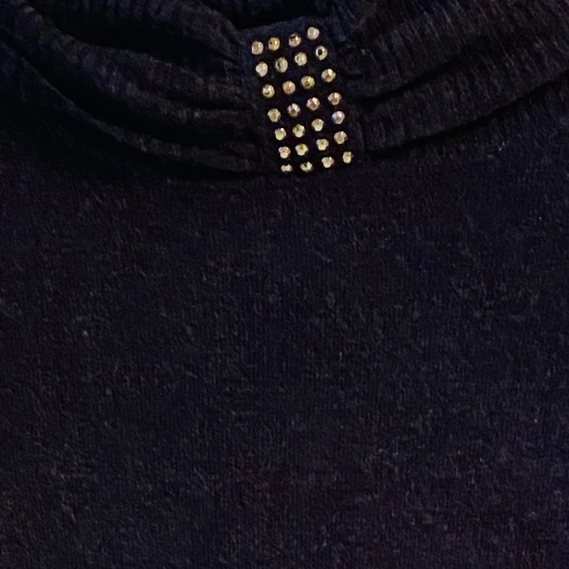 Oanvänd grå tröja med fina detaljer.  - 90