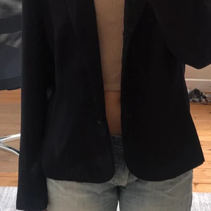Kavaj  - Denna så fina ”kavajen” kan användas som jacka nu till våren. Materialet är lite silkigt eller vad man ska säga, väldigt mjuk o skön. Kan mötas upp eller frakta 🥰