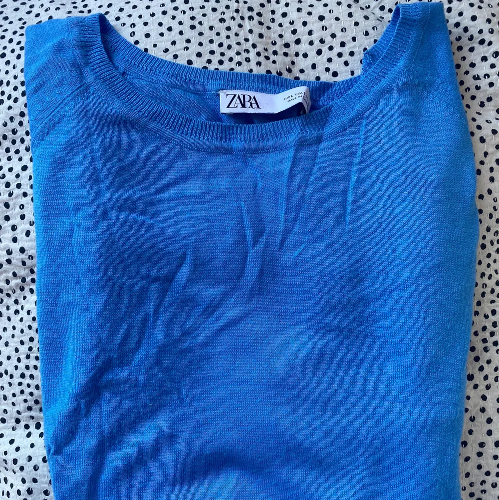 Säljer den här populära blåa tröjan från hm! Sjukt snygg! Storlek L men passar absolut mindre storlekar.. Stickat.