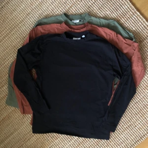 Långärmad T-shirt  - Tre t-shirts från Collusion i färgerna svart, brun och khaki. 40kr/st eller alla tre för 100kr