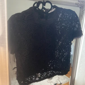 Topp i spets - Fin topp i spets från zara i storlek S