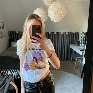 T-shirt - As ball t-shirt med tryck från serien Beverly hills😍