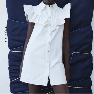 Vit jeansklänning från zara - Vit jeansklänning från zara med volanger💘 använd 1 gång