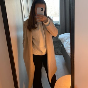 kappa från Zara - Beige kappa från Zara!! Använd några få gånger💕💕 Frakt tillkommer