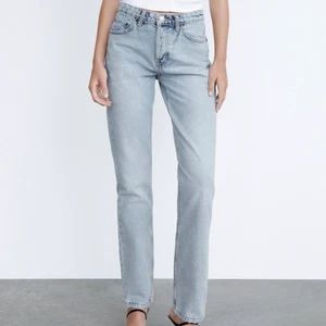 Zara jeans  - Säljer dessa zara jeans i modellen mid waist. Endast testade, prislapp sitter kvar!! Slutsålda på zaras hemsida💗