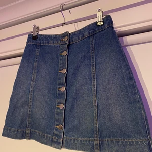 Jeanstjol hm - Blå jeanskjol med knappar fram från HM. Storlek 34 (S), normal passform