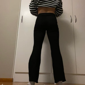 Gina tricot - Detta är ett par svarta byxor från ginatricot. Dem är väldigt sköna, och nästan helt nya. Endast använda 1 gång