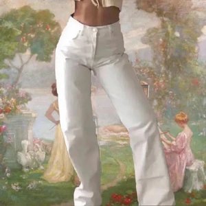 Vita Jeans - Jättefina vita jeans som jag knappt använt! därav säljs dem💗🧚 passar S-XS💕 frakt tillkommer