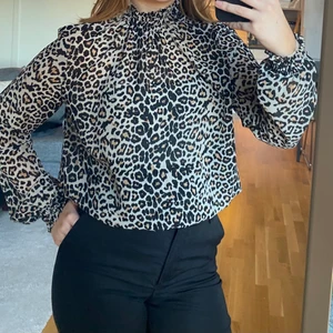 Blus storlek S - Superfin leopardmönstrad blus! Hög krage och sitter åt i ärmslutet ❣️ 