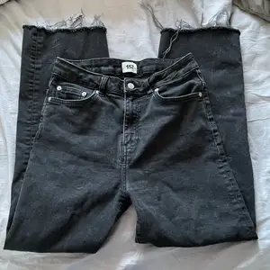 Svarta vida jeans med rawhem på botten, står som storlek M men skulle säga att dom passar mer som en S/M. 
