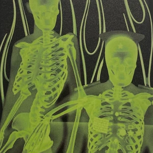 Coolt mobilskal - Coolt mobilskal med skelett motiv! Mobilskalet är aldrig använt ( förutom när jag satt på det för att ta bild ). Jätte fint skick och är till iphone 11!🤍 skriv privat för fler bilder eller frågor🖤