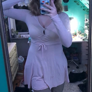 Ljusrosa omlott klänning  - Superfin mellanlång ljusrosarosa klänning som passar till allt, säljer då jag inte använder klänningar längre 💝den funkar för många storlekar och har ett band man kan kan knyta runt 💕