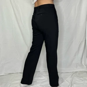 Svart kostymbyxa - Midjemått: 38.5 cm Innerbenslängd: 75 cm Ytterbenslängd: 101 cm ⭐️ Kontakta oss via DM på vår Instagram @reloved_uf om du är intresserad!