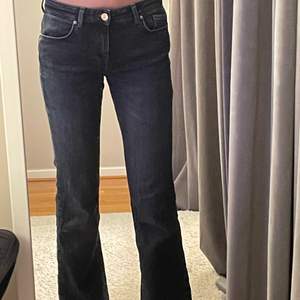 Ett par grå bootcut jeans från only som är lågmidjade. Strl 27/34. Säljer pga lite för stora för mig! Är 172 cm lång och de sitter bra i längden på mig. Skriv för fler bilder eller om ni har andra frågor!🥰