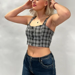 Rutig topp  - Rutig topp med knappar från Monki. Bra skick! 