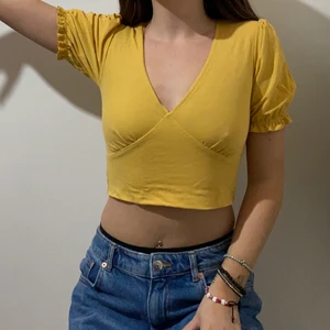 Gul blus/topp strl S - Gul blus i strl S, tajt i passform och inte så stretchig. Endast använd 1 gång men i väldigt bra skick. Stryks innan den skickas!