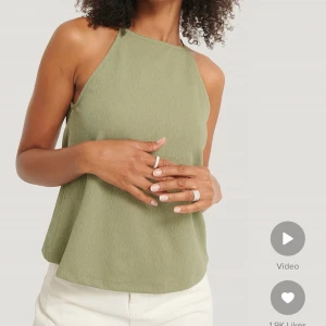 NA-KD halterneck - Grönt halterneck linne från NA-KD. Säljer då jag aldrig får användning av det, använt enstaka gång 