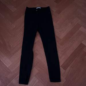 Svarta skinny jeans. Använd 2 gånger💕 storlek S man funkar lika bra som M. Väldigt stretchiga 