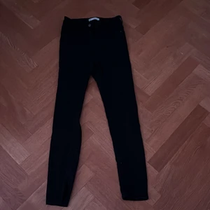 Ginaticot  - Svarta skinny jeans. Använd 2 gånger💕 storlek S man funkar lika bra som M. Väldigt stretchiga 