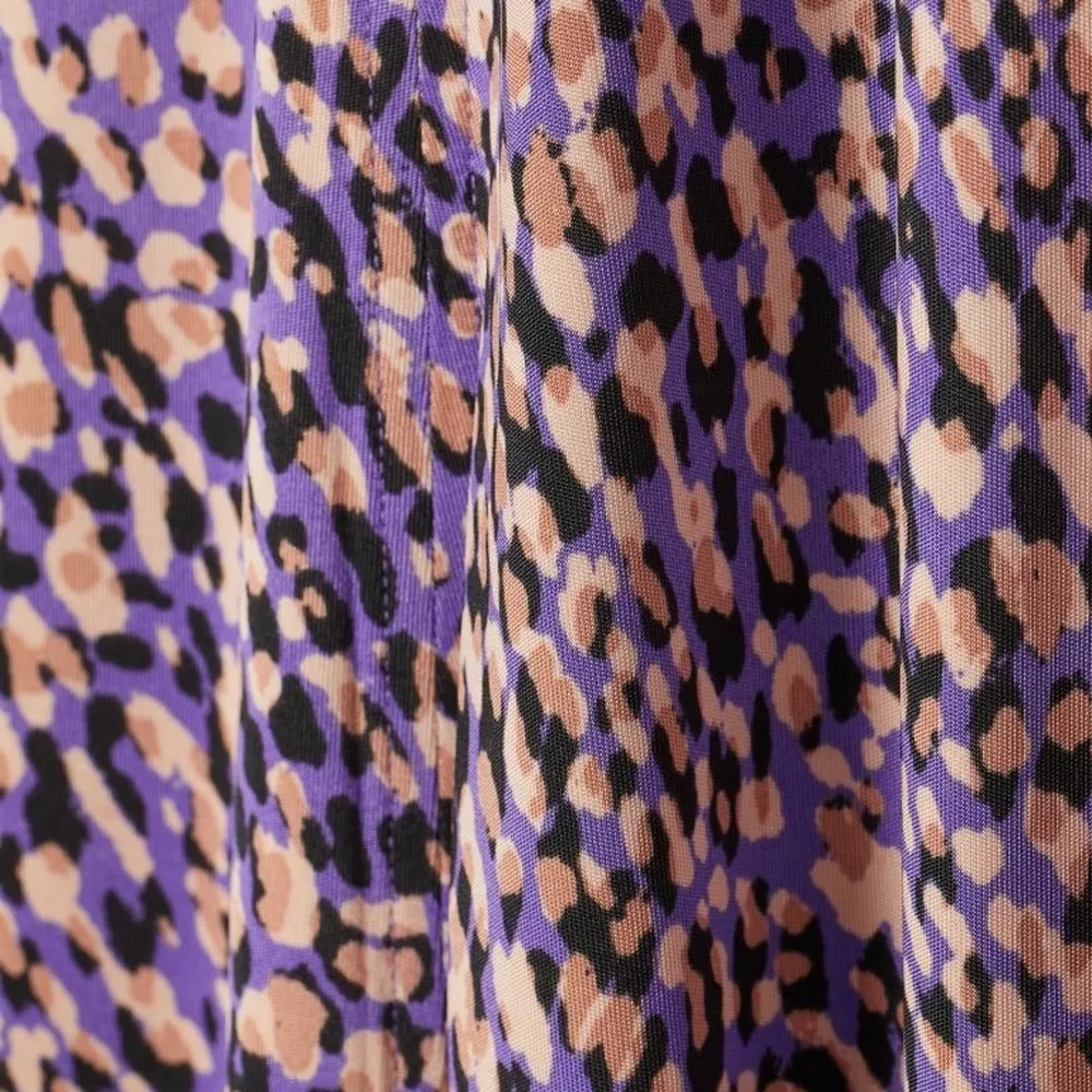 Lavendel-lila kjol från HM studio i 100% viskos, med superfint fall ner till vaderna med två slitsar. Passar S-L. HELT oanvänd, org. pris 399. Slutsåld på hemsidan.. Kjolar.