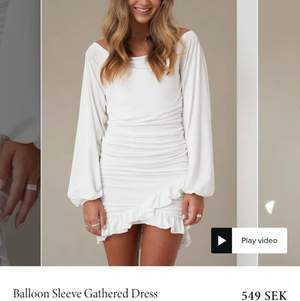 Klänning från Hanna Schönbergs kollektion med NA-KD! Köpt för 549kr. Klänningen har en insydd underklänning så den är inte genomskinlig! Länk för fler bilder: https://www.na-kd.com/en/products/balloon-sleeve-gathered-dress-white?ssw=1