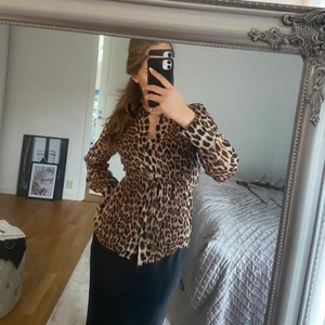 Blus - Fin blus från JUST Female med knytband vid midjan i storl S🤎🧡🤎