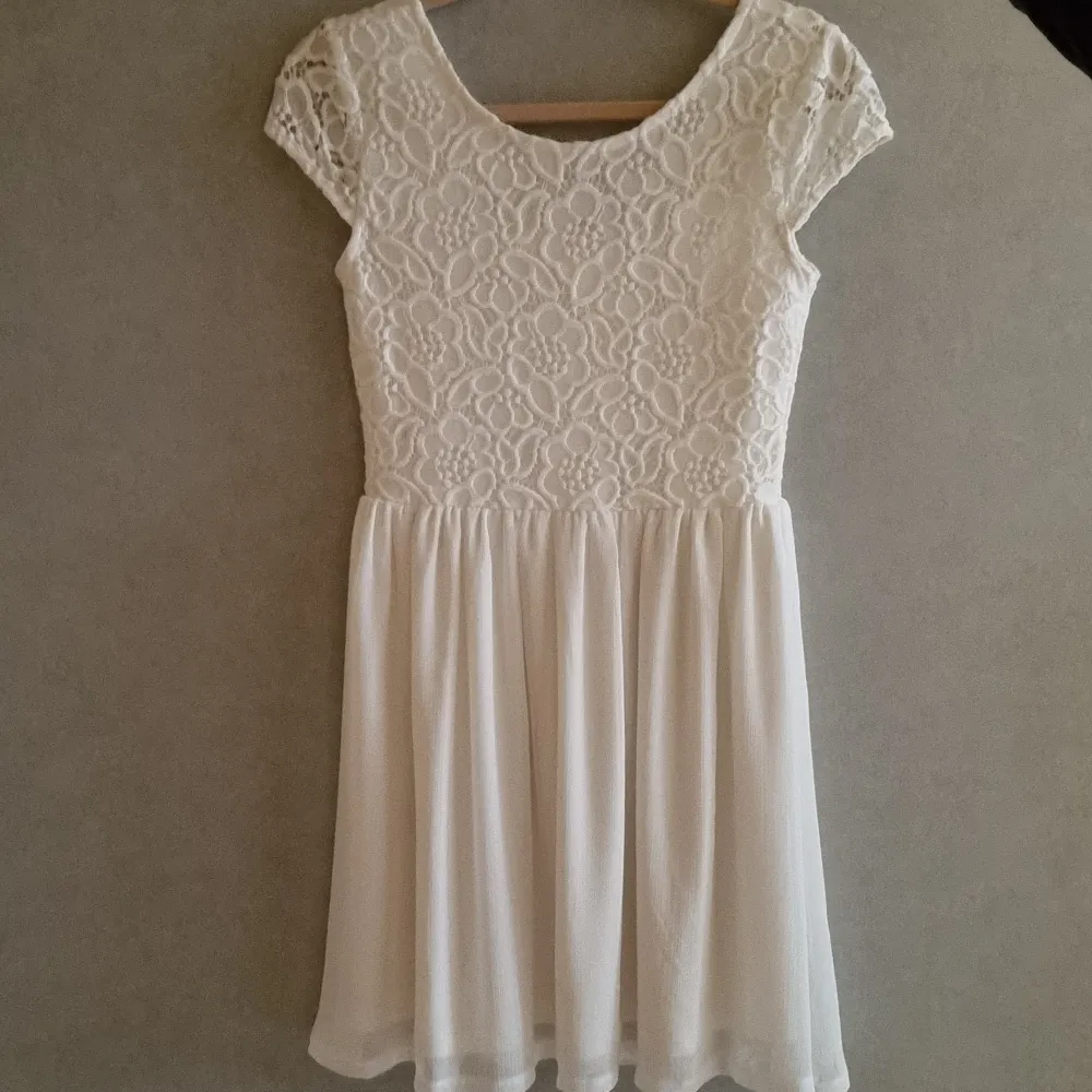 En vit klänning från cubus i strl 158 som jag hade som avslutnings klänning för några år sen, den är använd max 3 gånger, i bra skick💓🌻. Klänningar.
