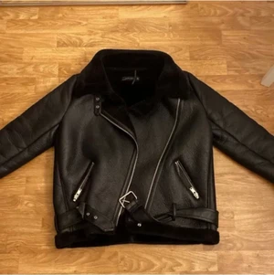 Zara jacka - Säljer denna fina jacka ifrån zara, strl L men mer som M då den är oversized🤍