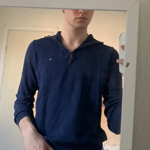 Tommy Hilfiger polo  - En jättefin märkblå Tommy Hilfiger polo tjocktröja som tyvärr inte är min stil längre. Bra skicka! 