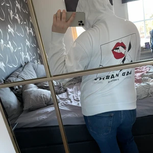 Wrstbhvr vit munktröja bad habits tryck  - Inköpt på zalando 23 februari 2021, finns inte längre att få tag i. 