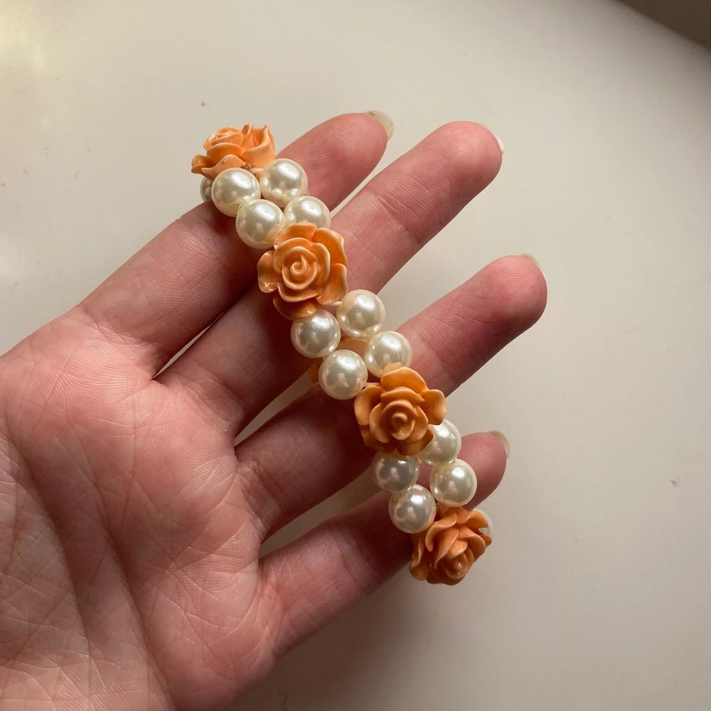 Vackert pärlarmband med korall-rosa rosor! Frakt 13kr eller avhämtning i Borås.. Accessoarer.