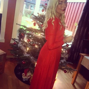 Röd klänning  - Röd långklänning. Storlek: 36. Köparen står för frakten eller hämtas i Jönköping!